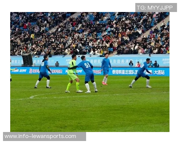 香港明星足球队成员齐聚一堂展现球技与友谊的精彩瞬间 香港明星足球队成员齐聚一堂展现球技与友谊的精彩瞬间